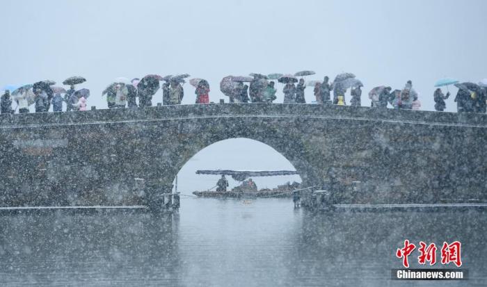 雪中的西湖美景吸引游人。 <a target='_blank'  data-cke-saved-href='/' href='/'>中新社</a>記者 王剛 攝