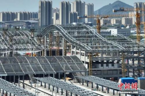 圖為航拍南沿江鐵路江陰站站房屋面鋼結(jié)構(gòu)桁架整體提升現(xiàn)場。(無人機(jī)照片) 中新社記者 泱波 攝
